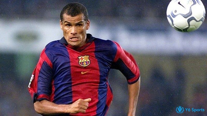 Rivaldo là một trong những cầu thủ xuất sắc nhất Barcelona chơi ở vị trí tuyến giữa