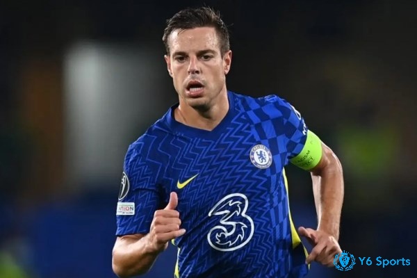 Cesar Azpilicueta thể hiện sự đa năng khi chơi ở vị trí hậu vệ cánh và trung vệ