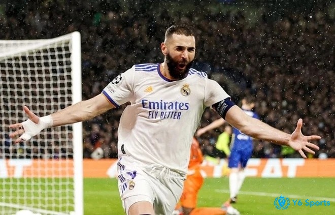 Karim Benzema có 324 bàn thắng sau 604 trận, vượt 323 bàn của huyền thoại Raul