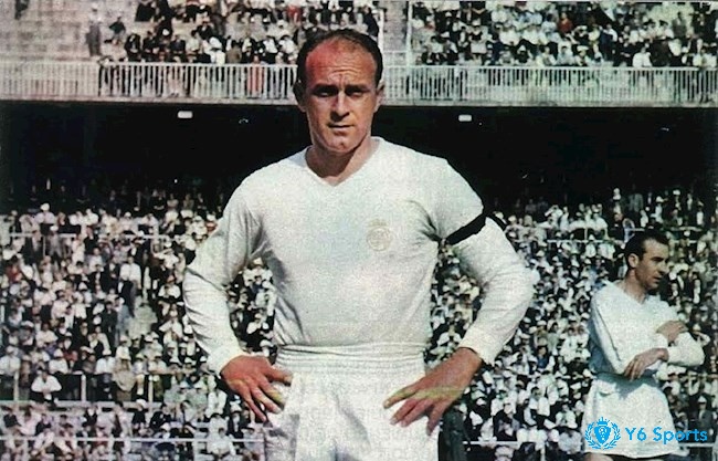 Alfredo Di Stefano là một trong những tiền đạo hay nhất với biệt danh "Mũi tên bạc"