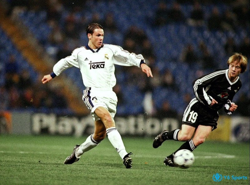 Fernando Redondo được biết đến với khả năng chuyền bóng tuyệt vời