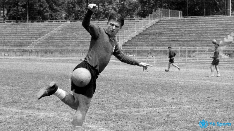 Ferenc Puskás là một tiền đạo vĩ đạo và nổi bật trong lịch sử bóng đá thế giới