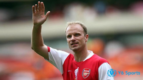 Dennis Bergkamp đã 'bay' vào lịch sử với những siêu phẩm tuyệt luân