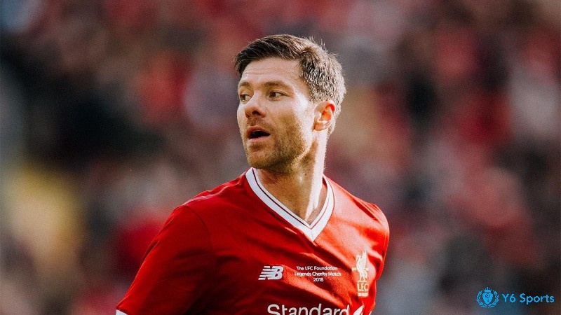 Xabi Alonso xuất sắc với vai trò tiền vệ trung tâm trên sân cỏ cho Liverpool