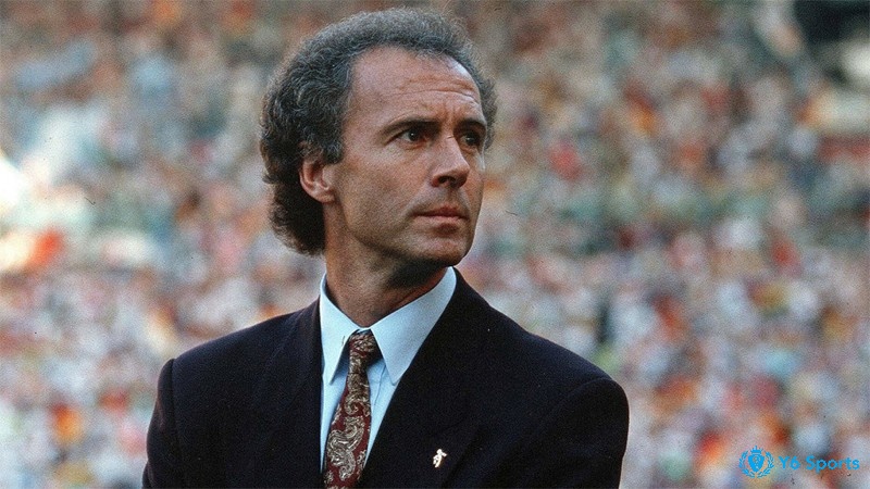 Franz Beckenbauer ấn tượng với khán giả khi chơi đầy bản lĩnh vị trí trung vệ