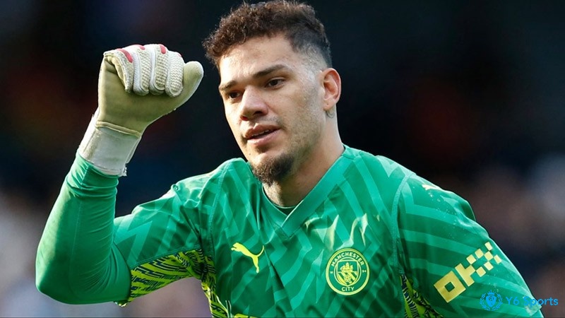 Ederson gây ấn tượng bởi những pha cản bóng siêu đỉnh