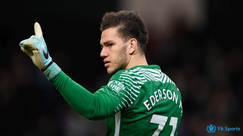 Ederson có phản xạ tuyệt vời với bóng gần khung thành hứa hẹn là “thủ thành” giỏi