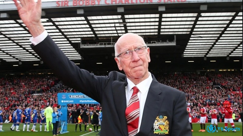 Sir Bobby Charlton là huyền thoại chơi hàng tiền vệ siêu hay