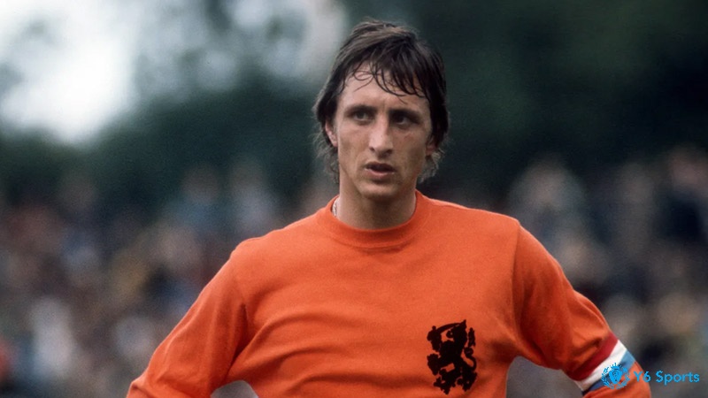 Johan Cruyff với cái đầu đặc biệt nghĩ ra nhiều đường bóng sáng tạo