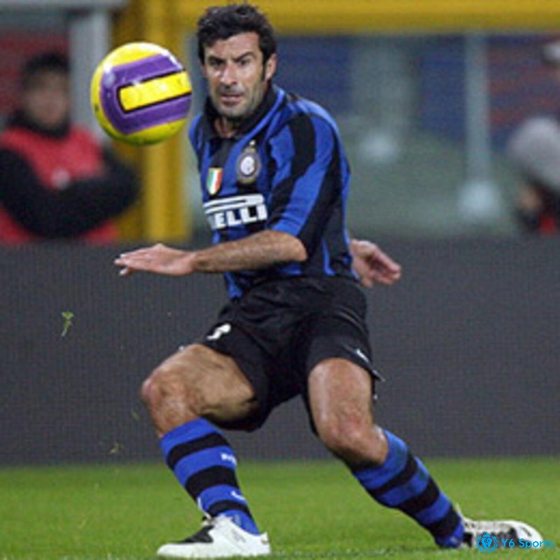 Tiền đạo ấn tượng trong đội hình xuất sắc nhất Inter Milan là Luis Figo