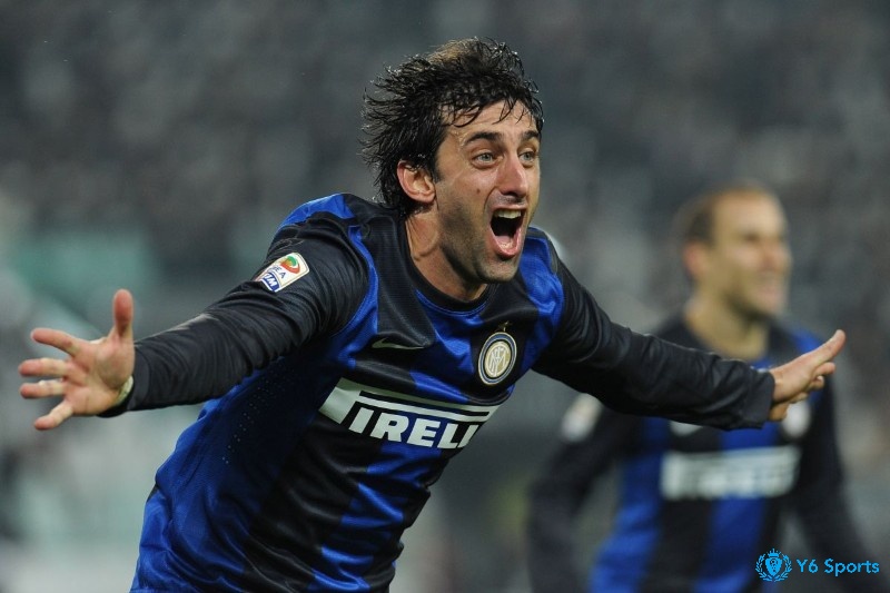 Tiền đạo ấn tượng của đội hình xuất sắc nhất Inter Milan ghi bàn đáng nể là Diego Milito 